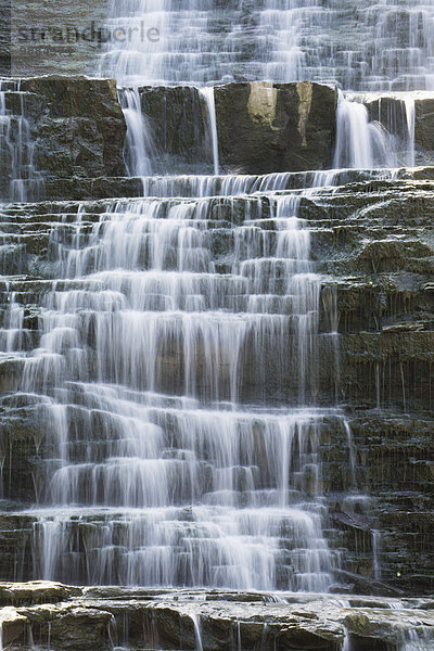 Stufe Felsbrocken Wasser über fließen Wasserfall Kanada Ontario