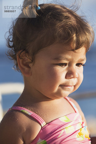 Portrait Strand baden Sand Menschliche Schulter Schultern Badebekleidung Verbindung Mädchen Baby spielen