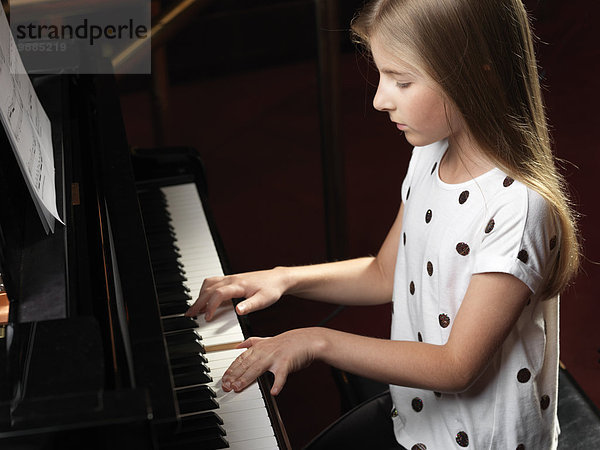 Hochwinkelansicht des Klavier spielenden Mädchens
