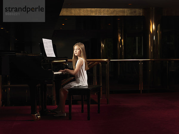 Porträt eines Klavier spielenden Mädchens auf der Bühne