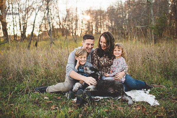 Porträt eines jungen Paares mit Sohn  Tochter und Hund im Feld