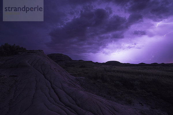 Himmel über Sturm frontal Bewegung beleuchtet Ländliches Motiv ländliche Motive Alberta Kanada Dinosaurier Blitz