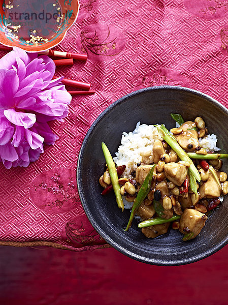 Stillebenschale mit Kung Pao Huhn mit Gemüse und Erdnüssen