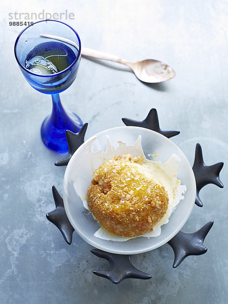 Stilleben mit Schüssel mit gebratenem Eis