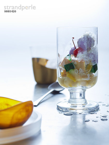 Stilleben mit Glas Halo-Halo-Pudding