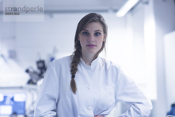Porträt einer jungen Wissenschaftlerin im Labor