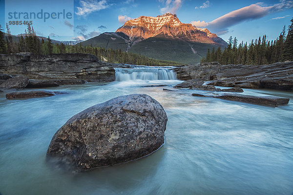 hoch oben Nationalpark Sonnenuntergang fließen Fluss Beleuchtung Licht Berg Athabasca River Jasper Nationalpark Alberta Kanada