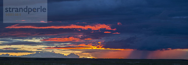Nationalpark Panorama beleuchtet Wolke Sonnenuntergang über Regen Wiese Saskatchewan Kanada