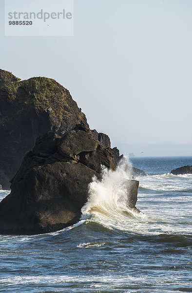 Felsbrocken Amerika Treffer treffen Verbindung Cannon Beach Oregon Wasserwelle Welle