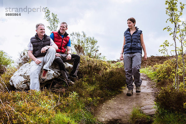 Wanderfreunde beim Plaudern am Fels  Pateley Bridge  Nidderdale  Yorkshire Dales