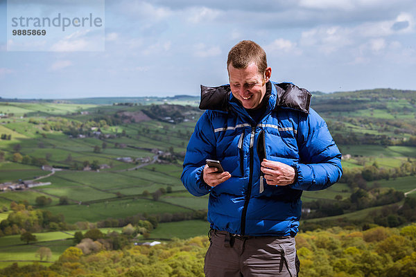 Wanderer beim Lesen von Smartphone-Texten  Pateley Bridge  Nidderdale  Yorkshire Dales