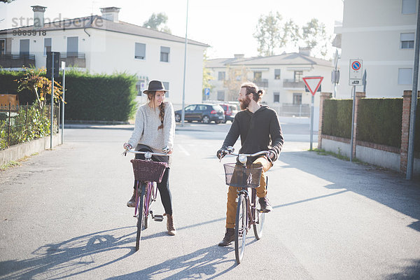 Junges Paar Radfahren auf der Straße  Dolo  Venedig  Italien