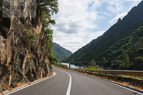 Fernverkehrsstraße Wahrzeichen Fluss vorwärts Galicien Ort Spanien Weinberg