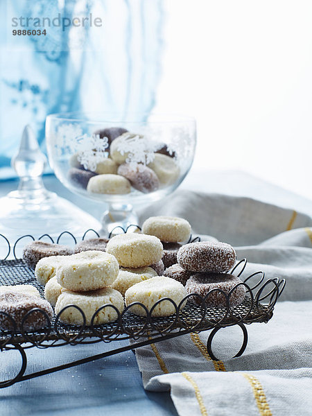 Stilleben mit Tablett mit italienischen Fave dei morti Kuchen