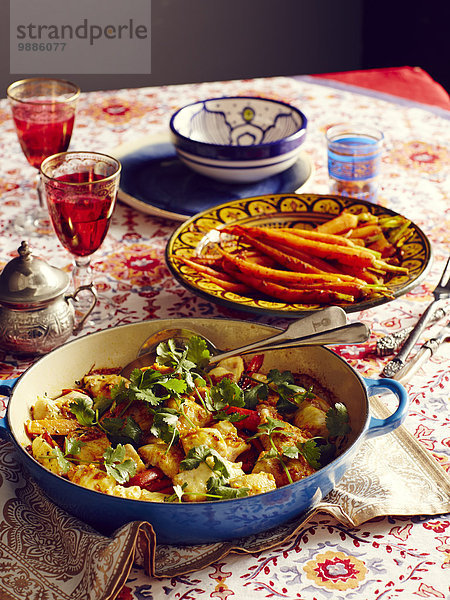 Stilleben der marokkanischen Harissa mit Karotten