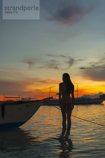 nebeneinander neben Seite an Seite junge Frau junge Frauen Wasser Strand Sonnenuntergang Boot seicht Philippinen
