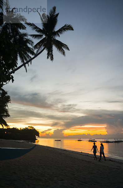 Freundschaft Schönheit gehen Strand Sonnenaufgang Sand Philippinen Bohol Panglao Island