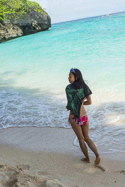 junge Frau junge Frauen Fröhlichkeit gehen Strand Sand Philippinen