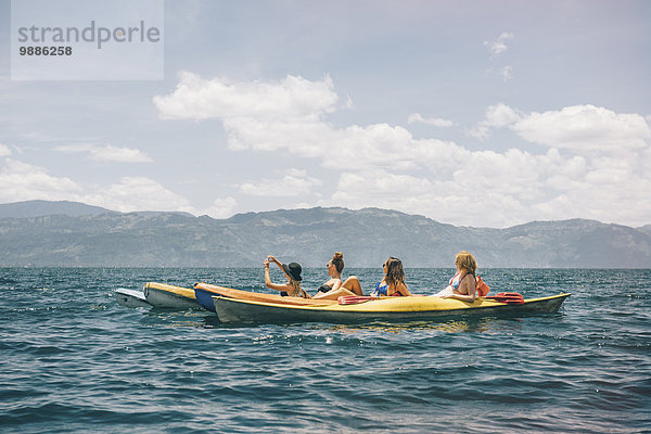 Vier junge Freundinnen beim Kajakfahren auf dem Lake Atitlan  Guatemala