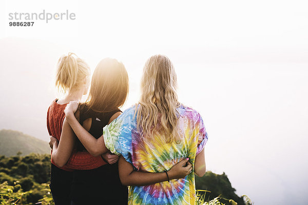 Rückansicht von drei Freundinnen mit Blick auf den Lake Atitlan  Guatemala