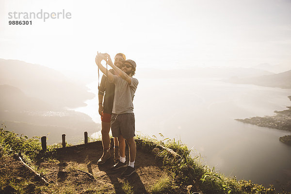 Zwei junge Männer nehmen Selfie am Lake Atitlan auf Digitalkamera  Guatemala