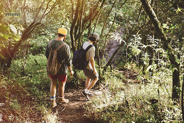 Zwei junge männliche Freunde beim Wandern im Regenwald am Lake Atitlan  Guatemala