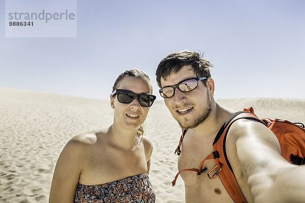 Junges Pärchen nimmt Selfie  Dune de Pilat  Frankreich