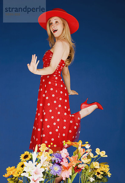 junge Frau junge Frauen Blume tanzen rot Kleidung