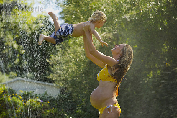 Wasser Sohn Schwangerschaft Spiel jung Verbindung Mutter - Mensch