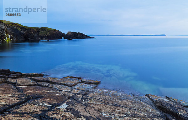 Wasser Ruhe Küste Insel vorwärts Abenddämmerung Schottland