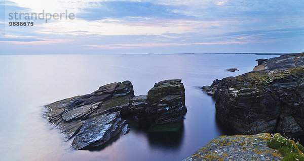 Felsbrocken Wasser Ruhe Küste Morgendämmerung vorwärts Schottland