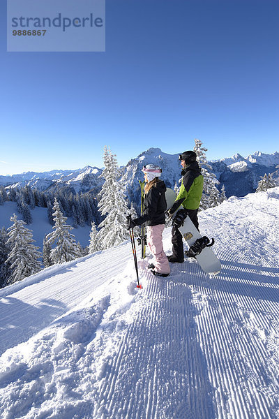 Skifahrerin und Snowboarder  Tegelberg  Ammergauer Alpen  Allgäu  Bayern  Deutschland  Europa