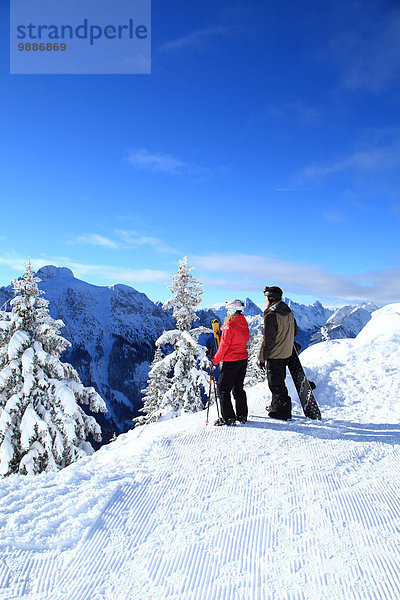 Skifahrerin und Snowboarder  Tegelberg  Ammergauer Alpen  Allgäu  Bayern  Deutschland  Europa