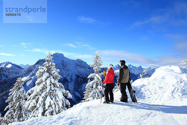 Skifahrerin und Snowboarder  Tegelberg  Ammergauer Alpen  Allgäu  Bayern  Deutschland  Europa