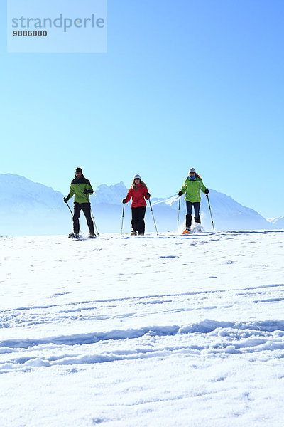 Drei Personen mit Schneeschuhen  Tegelberg  Ammergauer Alpen  Allgäu  Bayern  Deutschland  Europa