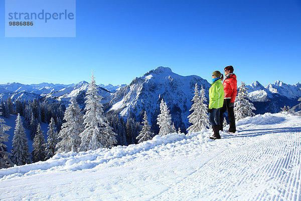 Zwei Frauen im Schnee  Tegelberg  Ammergauer Alpen  Allgäu  Bayern  Deutschland  Europa