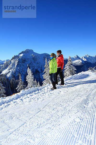 Zwei Frauen im Schnee  Tegelberg  Ammergauer Alpen  Allgäu  Bayern  Deutschland  Europa