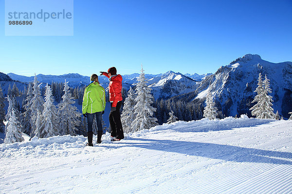 Zwei Frauen im Schnee  Tegelberg  Ammergauer Alpen  Allgäu  Bayern  Deutschland  Europa