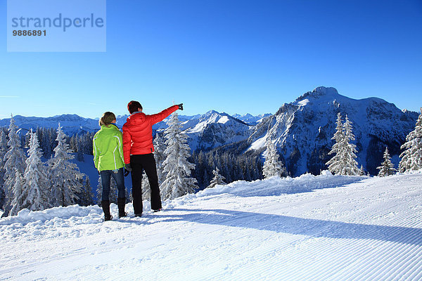 Zwei Frauen im Schnee  Tegelberg  Ammergauer Alpen  Allgäu  Bayern  Deutschland  Europa