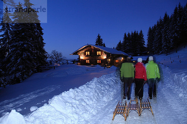 Drei Personen mit Schlitten im Winter  Ammergauer Alpen  Allgäu  Bayern  Deutschland  Europa