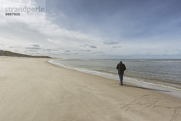 Person am Strand  Sylt  Schleswig-Holstein  Deutschland  Europa