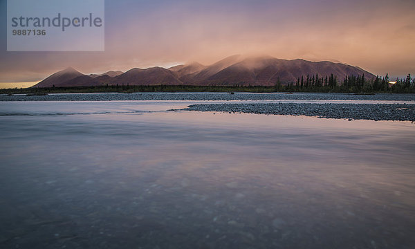 Vereinigte Staaten von Amerika USA Berg Sonnenuntergang über Regen Fluss Noatak Alaska Schnee