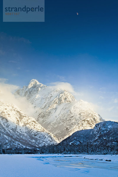 Schnee Berg Winter bedecken über Fluss Mond Adler gefroren