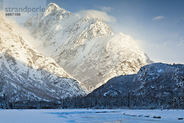 beleuchtet Winter Fluss Fokus auf den Vordergrund Fokus auf dem Vordergrund Mount Yukla Chugach Mountains Adler gefroren Sonne