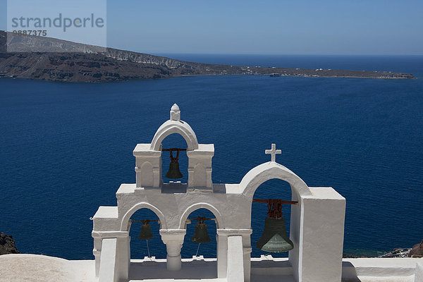 weiß Kirche Ansicht Ägäisches Meer Ägäis Glocke Kykladen Firostefani Griechenland Griechische Inseln