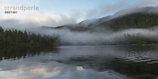 niedrig Wasser Wolke Ruhe über Küste hängen Spiegelung Nebel British Columbia Kanada