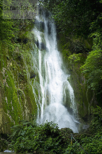 bedecken über Steilküste Wasserfall Moos Vanuatu Tanna Insel