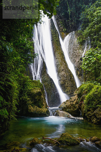 bedecken über Steilküste Wasserfall Moos Vanuatu Tanna Insel