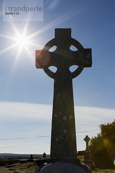 überqueren Wolke Silhouette Himmel blau spritzen Clare County keltisch Kreuz Irland alt Sonne