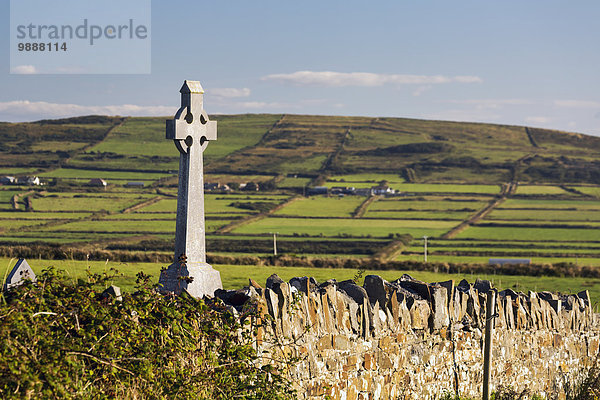 entfernt überqueren Stein Himmel Feld blau Zaun Hügel Gras Clare County keltisch Kreuz Irland